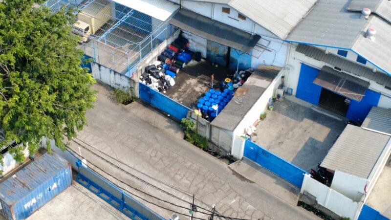 TERPANTAU - aktivitas penimbunan dan peredaran oli ilegal di sebuah gudang Jakarta Barat. (Foto: Ekslusif Suara Realitas).