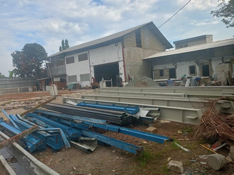 POTRET - proyek di Marunda diduga tak kantongi izin yang tuai keluhan warga sekitar. (Foto: Suara Realitas/Baretha.S).
