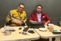 POTRET - Ketum PADI, Alf Muhammad Kurnia Ahyat (kiri) dan Owner UMKM Kerupuk Kedoya Utara, Mugiyanto (kanan). (Foto: Suara Realitas).