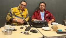 POTRET - Ketum PADI, Alf Muhammad Kurnia Ahyat (kiri) dan Owner UMKM Kerupuk Kedoya Utara, Mugiyanto (kanan). (Foto: Suara Realitas).