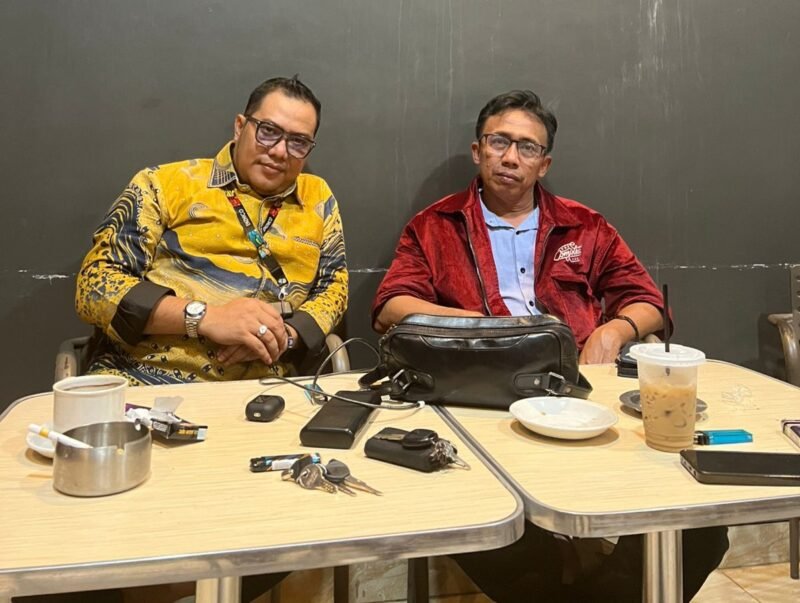 POTRET - Ketum PADI, Alf Muhammad Kurnia Ahyat (kiri) dan Owner UMKM Kerupuk Kedoya Utara, Mugiyanto (kanan). (Foto: Suara Realitas).