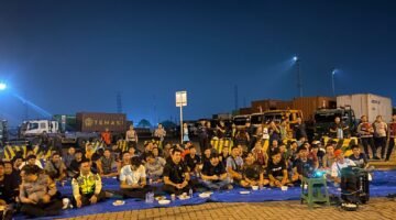 Jaga Jakarta On The Spot, Nobar Kualifikasi Piala Dunia 2026, Polres Pelabuhan Tanjung Priok Pererat Silaturahmi Bersama Sopir Truk dan Komunitas Pelabuhan