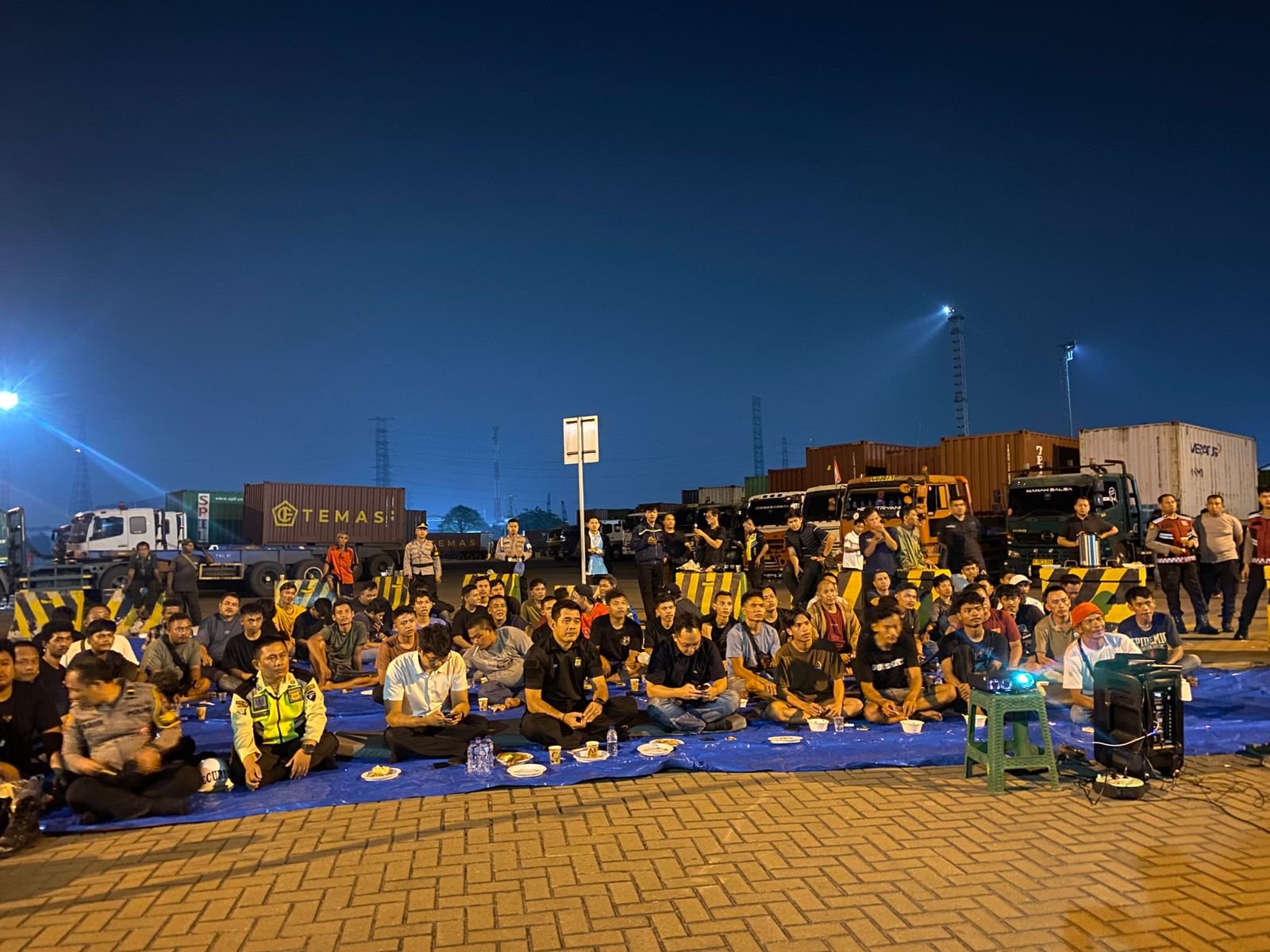Jaga Jakarta On The Spot, Nobar Kualifikasi Piala Dunia 2026, Polres Pelabuhan Tanjung Priok Pererat Silaturahmi Bersama Sopir Truk dan Komunitas Pelabuhan