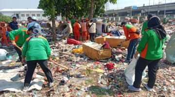 Kelurahan Papanggo Bersama Sudin Lingkungan Hidup dan Jajarannya Mengelar Aksi Pembersihan Sampah Liar di Waduk Cincin