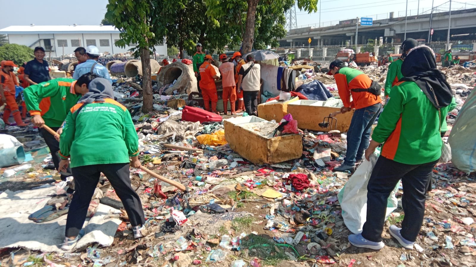 HUT DKI Jakarta ke-499, Kelurahan Papanggo dan Lintas Sektor Bersihkan Sampah Liar di Wacin Waduk Cincin