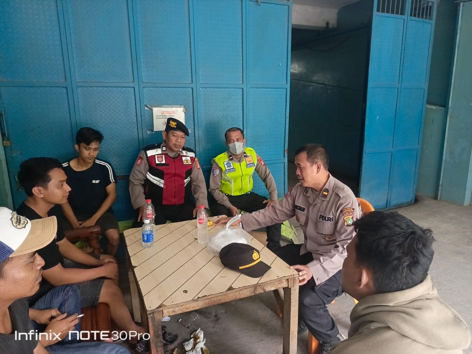 Jaga Jakarta On The Spot, Polsek Kawasan Muara Baru Ajak Pedagang Ikan Wujudkan Kamtibmas Kondusif