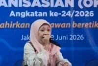 POTRET - Wakil Ketua Dewan Kehormatan PWI Jaya, Irdawati saat mengingatkan para peserta tentang pentingnya menjaga integritas, profesionalisme, dan tanggung jawab dalam menjalankan tugas jurnalistik. (Foto: Suara Realitas/Za).