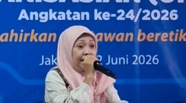 POTRET - Wakil Ketua Dewan Kehormatan PWI Jaya, Irdawati saat mengingatkan para peserta tentang pentingnya menjaga integritas, profesionalisme, dan tanggung jawab dalam menjalankan tugas jurnalistik. (Foto: Suara Realitas/Za).