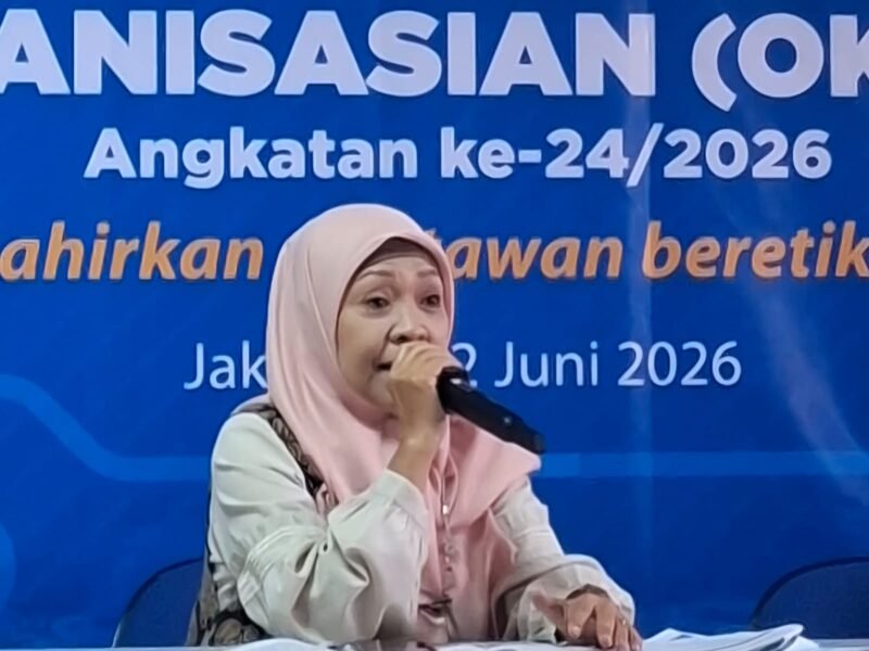 POTRET - Wakil Ketua Dewan Kehormatan PWI Jaya, Irdawati saat mengingatkan para peserta tentang pentingnya menjaga integritas, profesionalisme, dan tanggung jawab dalam menjalankan tugas jurnalistik. (Foto: Suara Realitas/Za).