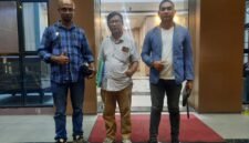 Tim Pengacara dari YNN & Partners, Dominggus Tobu Shanitan SH, Yohan SH,  Tensi Siprianus Misa SH. Saat dampingi klien di Polres Metro Jakarta Pusat, Sabtu (27/06/2026)