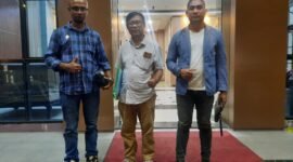 POTRET - tim pengacara dari YNN dan Partners, Dominggus Tobu Shanitan SH (kiri), Yohan SH, (tengah), dan Tensi Siprianus Misa SH (kanan) saat dampingi klien di Polres Metro Jakarta Pusat, Sabtu (27/06/2026). (Foto: Suara Realitas/Za).