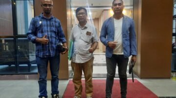 Tim Pengacara dari YNN & Partners, Dominggus Tobu Shanitan SH, Yohan SH,  Tensi Siprianus Misa SH. Saat dampingi klien di Polres Metro Jakarta Pusat, Sabtu (27/06/2026)