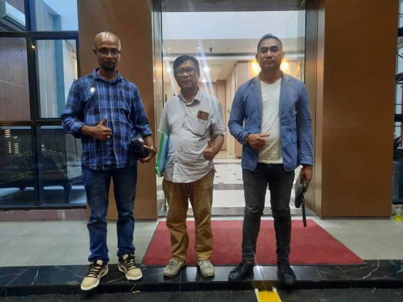 Tim Pengacara dari YNN & Partners, Dominggus Tobu Shanitan SH, Yohan SH,  Tensi Siprianus Misa SH. Saat dampingi klien di Polres Metro Jakarta Pusat, Sabtu (27/06/2026)