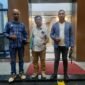 POTRET - tim pengacara dari YNN dan Partners, Dominggus Tobu Shanitan SH (kiri), Yohan SH, (tengah), dan Tensi Siprianus Misa SH (kanan) saat dampingi klien di Polres Metro Jakarta Pusat, Sabtu (27/06/2026). (Foto: Suara Realitas/Za).