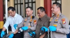 POTRET - polisi merilis hingga merinci peran 7 tersangka kasus penyekapan karyawan percetakan di Senen, Jakarta Pusat. (Foto: Istimewa).