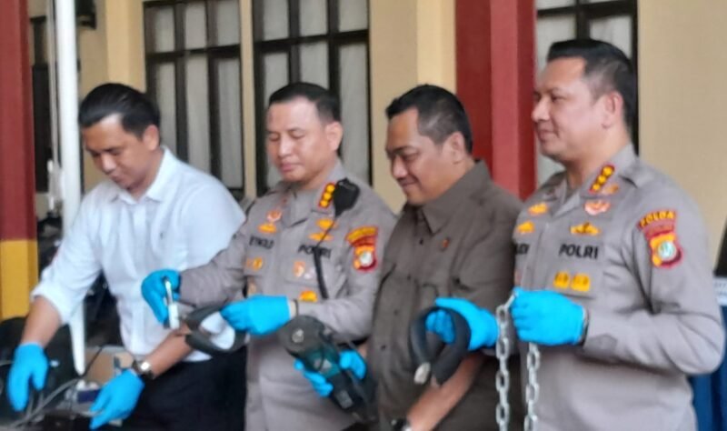 POTRET - polisi merilis hingga merinci peran 7 tersangka kasus penyekapan karyawan percetakan di Senen, Jakarta Pusat. (Foto: Istimewa).