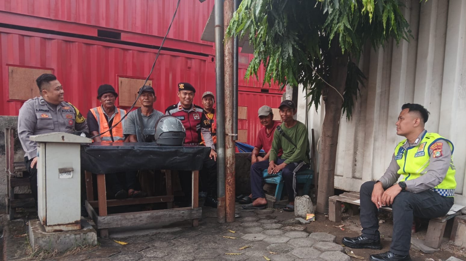 Polsek Kawasan Sunda Kelapa Polres Priok, Perkuat Sinergi dengan Pekerja Pelabuhan melalui Program ‘Jaga Jakarta On The Spot