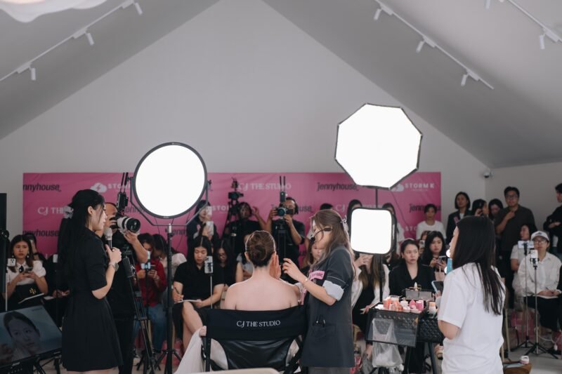 POTRET - Jennyhouse bersama dua mitra strategisnya yakni CJ-Studio dan Brand Makeover memperkuat kolaborasi dengan mendorong pengembangan industri kecantikan. (Foto: Istimewa).