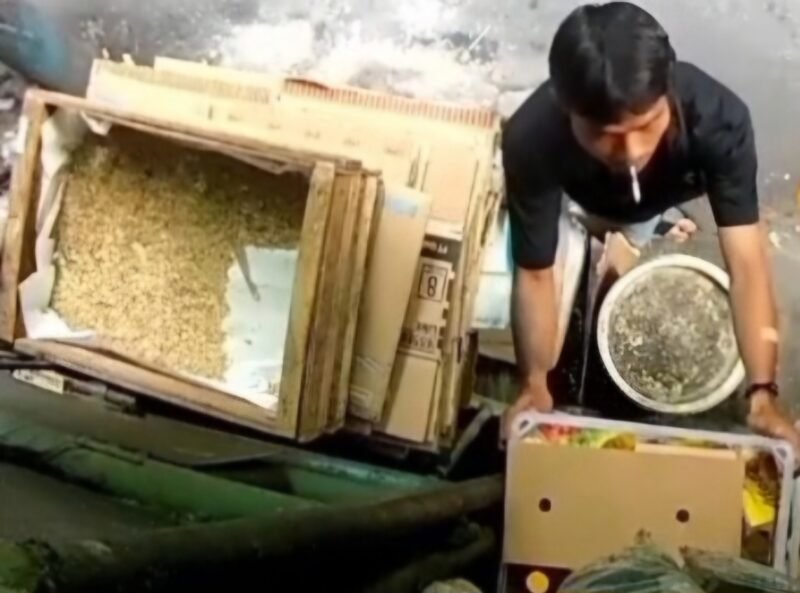 POTRET - tukang sablon di Tambora, Jakarta Barat terekam CCTV usai mencuri minyak goreng di sebuah warung kelontong, hingga akhirnya diciduk polisi. (Foto: Tangkapan Layar/Ist).