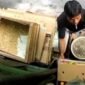 POTRET - tukang sablon di Tambora, Jakarta Barat terekam CCTV usai mencuri minyak goreng di sebuah warung kelontong, hingga akhirnya diciduk polisi. (Foto: Tangkapan Layar/Ist).