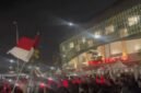 TERPANTAU - euforia kemenangan dari sejumlah pendukung Timnas Indonesia di luar Stadion Utama Sumatera Utara yang menyalakan flare dan meneriakkan yel-yel usai Indonesia lolos ke Semi-final Piala AFF U-19 2026. (Foto: Tangkapan Layar/Ist).