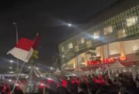 TERPANTAU - euforia kemenangan dari sejumlah pendukung Timnas Indonesia di luar Stadion Utama Sumatera Utara yang menyalakan flare dan meneriakkan yel-yel usai Indonesia lolos ke Semi-final Piala AFF U-19 2026. (Foto: Tangkapan Layar/Ist).