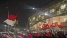 TERPANTAU - euforia kemenangan dari sejumlah pendukung Timnas Indonesia di luar Stadion Utama Sumatera Utara yang menyalakan flare dan meneriakkan yel-yel usai Indonesia lolos ke Semi-final Piala AFF U-19 2026. (Foto: Tangkapan Layar/Ist).