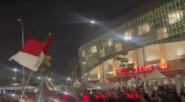 TERPANTAU - euforia kemenangan dari sejumlah pendukung Timnas Indonesia di luar Stadion Utama Sumatera Utara yang menyalakan flare dan meneriakkan yel-yel usai Indonesia lolos ke Semi-final Piala AFF U-19 2026. (Foto: Tangkapan Layar/Ist).