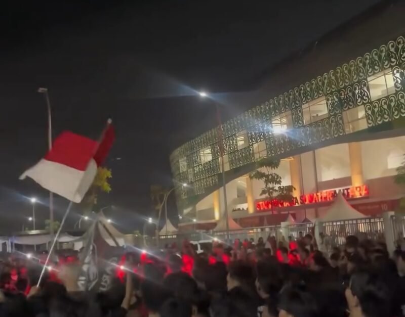 TERPANTAU - euforia kemenangan dari sejumlah pendukung Timnas Indonesia di luar Stadion Utama Sumatera Utara yang menyalakan flare dan meneriakkan yel-yel usai Indonesia lolos ke Semi-final Piala AFF U-19 2026. (Foto: Tangkapan Layar/Ist).