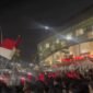 TERPANTAU - euforia kemenangan dari sejumlah pendukung Timnas Indonesia di luar Stadion Utama Sumatera Utara yang menyalakan flare dan meneriakkan yel-yel usai Indonesia lolos ke Semi-final Piala AFF U-19 2026. (Foto: Tangkapan Layar/Ist).