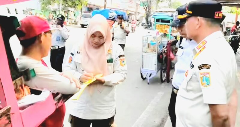 TERPANTAU - Satpol PP Koja melakukan kegiatan Rabu Tertib bersama petugas gabungan. (Foto: Suara Realitas).