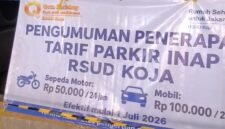 POTRET - spanduk pengumuman resmi tarif parkir inap di RSUD Koja, Jakarta Utara yang menuai perdebatan warganet. Kebijakan itu mulai efektif di 1 Juli 2026. (Foto: Tangkapan Layar/Ist).