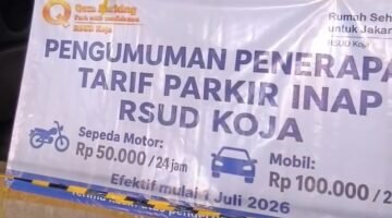 POTRET - spanduk pengumuman resmi tarif parkir inap di RSUD Koja, Jakarta Utara yang menuai perdebatan warganet. Kebijakan itu mulai efektif di 1 Juli 2026. (Foto: Tangkapan Layar/Ist).