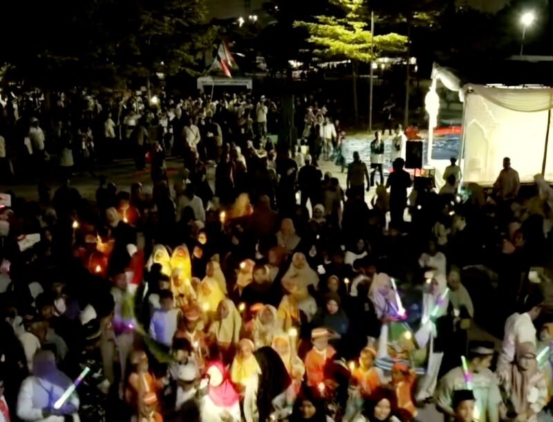 POTRET - sekitar 1.200 peserta pawai obor dari Sunter Agung memadati pelataran Jakarta International Stadium (JIS). (Foto: Istimewa).