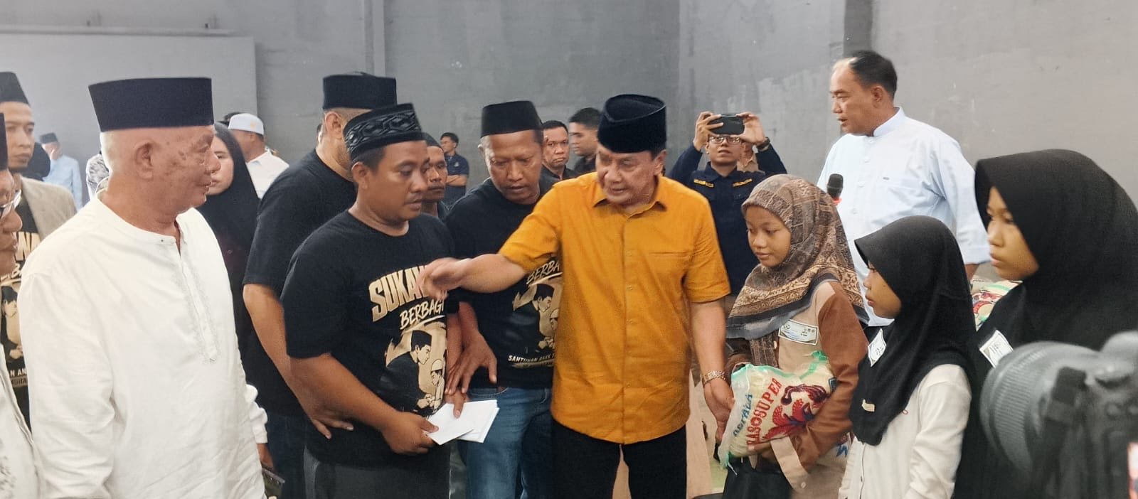 Semangat Muharram, Karang Taruna Desa Sukawali Salurkan Santunan Anak Yatim-Piatu Melalui “Sukawali Berbagi”