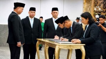 POTRET - Pelantikan Kakanwil Jawa Barat dan Kepala Imigrasi Jakarta Barat yang baru oleh Dirjen Imigrasi. (Foto: Dok.Dirjen Imigrasi/Ist).