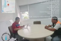 POTRET - Kepala Seksi Pengelolaan Sampah, Limbah dan B3 (PSLB3) Sudin LH Jakarta Utara, Ardiyanto saat memberikan sanksi terhadap oknum sopir pengangkut sampah. (Foto: Istimewa).