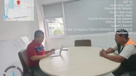 POTRET - Kepala Seksi Pengelolaan Sampah, Limbah dan B3 (PSLB3) Sudin LH Jakarta Utara, Ardiyanto saat memberikan sanksi terhadap oknum sopir pengangkut sampah. (Foto: Istimewa).