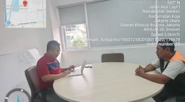 POTRET - Kepala Seksi Pengelolaan Sampah, Limbah dan B3 (PSLB3) Sudin LH Jakarta Utara, Ardiyanto saat memberikan sanksi terhadap oknum sopir pengangkut sampah. (Foto: Istimewa).