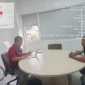POTRET - Kepala Seksi Pengelolaan Sampah, Limbah dan B3 (PSLB3) Sudin LH Jakarta Utara, Ardiyanto saat memberikan sanksi terhadap oknum sopir pengangkut sampah. (Foto: Istimewa).