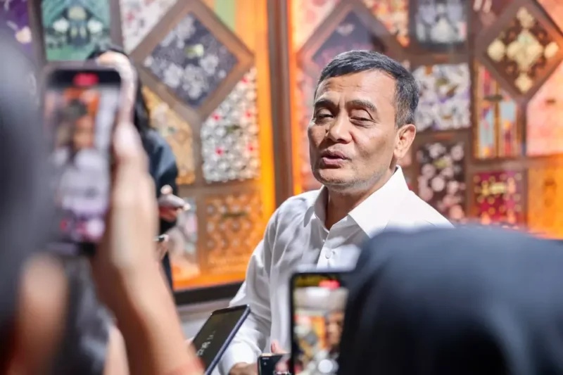 Foto: Gubernur Jawa Tengah Ahmad Luthfi saat ditanyai awak media terkait OTT Komisi Pemberantasan Korupsi (KPK) terhadap Bupati Pemalang, Anom Widiyantoro.