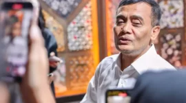 Foto: Gubernur Jawa Tengah Ahmad Luthfi saat ditanyai awak media terkait OTT Komisi Pemberantasan Korupsi (KPK) terhadap Bupati Pemalang, Anom Widiyantoro.