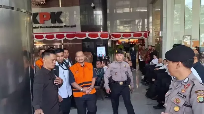 Foto: Komisi Pemberantasan Korupsi (KPK) resmi menahan Bupati Pemalang Anom Widiyantoro .