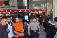 Foto: Komisi Pemberantasan Korupsi (KPK) resmi menahan Bupati Pemalang Anom Widiyantoro .