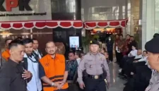 Foto: Komisi Pemberantasan Korupsi (KPK) resmi menahan Bupati Pemalang Anom Widiyantoro .