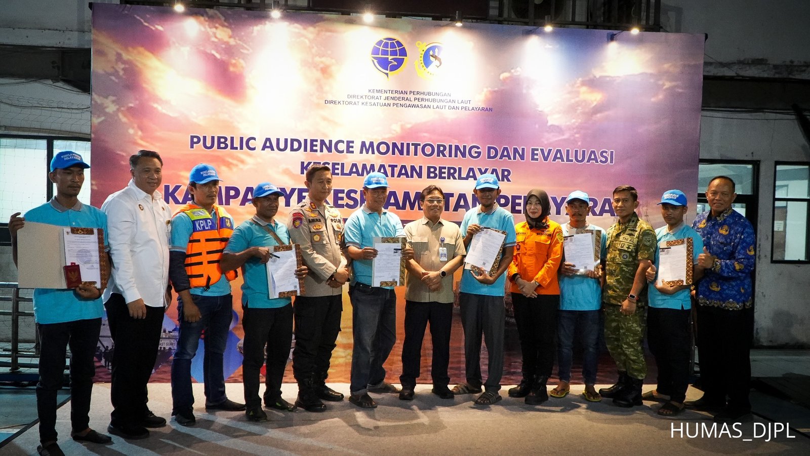 Kemenhub Bagikan 150 Life Jacket untuk Nelayan Muara Angke, Perkuat Budaya Keselamatan Pelayaran