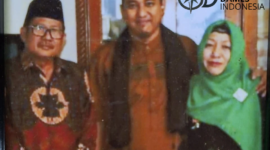POTRET - Yayasan Babah Dames Indonesia resmi diperkenalkan, Asim Dames (tengah): Ini wujud dari cita-cita almarhum ayah saya.(Foto: Suara Realitas).