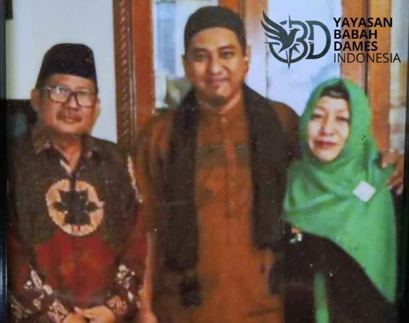 POTRET - Yayasan Babah Dames Indonesia resmi diperkenalkan, Asim Dames (tengah): Ini wujud dari cita-cita almarhum ayah saya.(Foto: Suara Realitas).