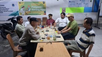 Bhabinkamtibmas Muara Angke Sambangi Sekretariat RW 22, Perkuat Sinergi dan Sampaikan Imbauan Kamtibmas kepada Warga