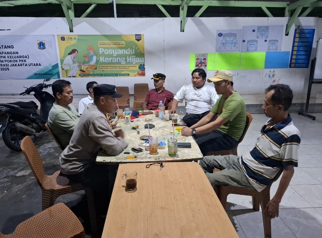 Bhabinkamtibmas Muara Angke Sambangi Sekretariat RW 22, Perkuat Sinergi dan Sampaikan Imbauan Kamtibmas kepada Warga